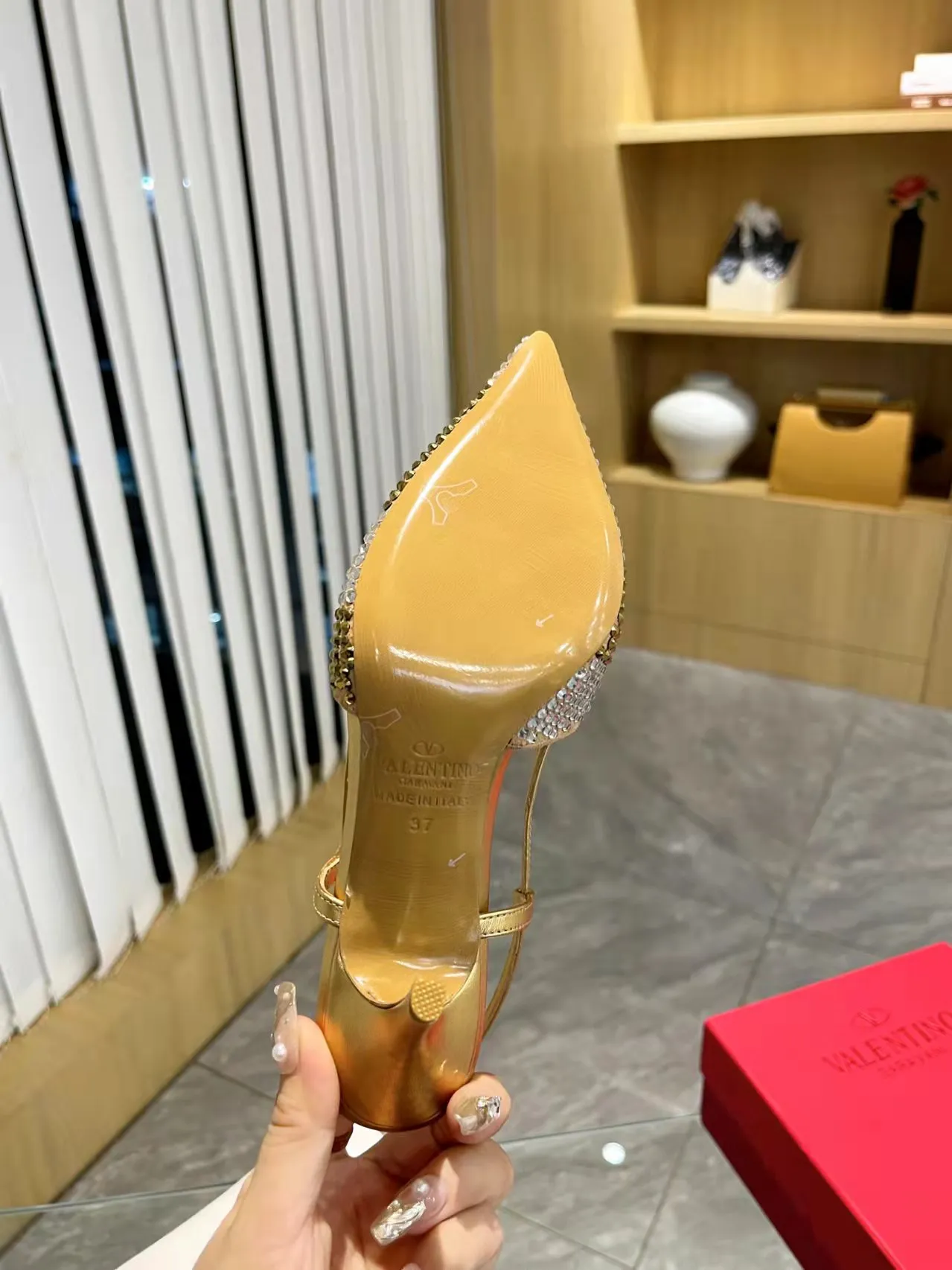 👟👟Ex-factory price 440👟👟 Genuine leather sole + 40 Kloesch diamond buckle Valentino.Valentino big v buckle single shoes ㊙️Latest series of counter genuine version with perfect details. Authentic products are made one to one. All details are consistent with genuine ones. The upper foot is very pedicure type. The key point is that it is very good and easy to control. It does not wear the feet and does not tire the feet. It is a walking artifact. The last shape is completely compared to the counter. The details are perfect. It is impossible to make such an exquisite product without the original version. Exclusive molded brass color. The highest version on the market. Fabric: imported sheepskin, lining and foot pads are all sheepskin. Color: 13 colors available. Sizes (34 to 42). Customized size 34 and 42. Non-returnable and non-exchangeable. Heel height: 7CM. Rubber sole. Genuine leather sole +40